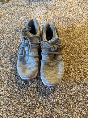 Sorel Women's Light Gray Knit Athletic Sneakers with Purple  Lace Tips